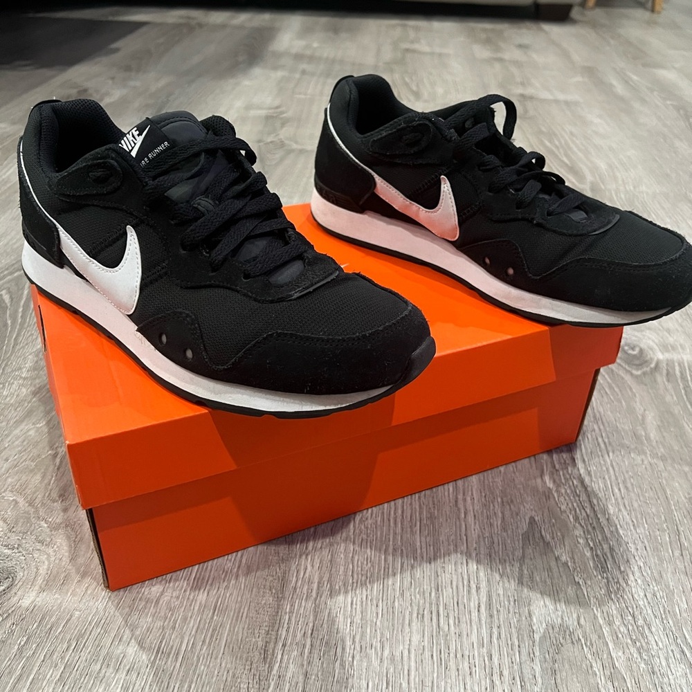 Nike Air Pegasus - Black and White - Mens size US 9.5